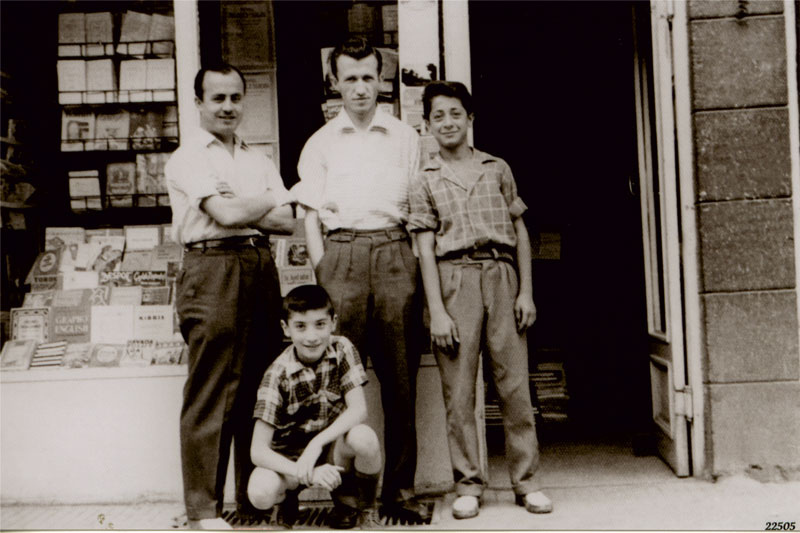 Ahmet Tevfik Küflü Sakarya’daki Bilgi Kitabevi önünde.